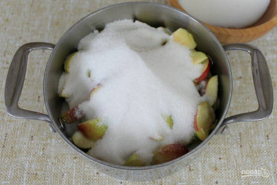 К яблокам добавляем сахар и ставим кастрюлю на минимальный огонь. Можно перемешать, чтобы сахар быстрее растворился. 