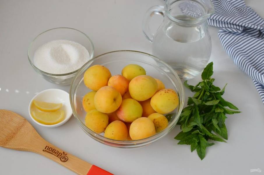 Подготовьте абрикосы, воду, мяту, лимон, сахар  стерильные банки с крышками.