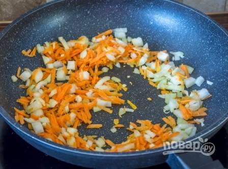 Разогреваем сковороду с растительным маслом и обжариваем лук, морковь и чеснок на среднем огне.