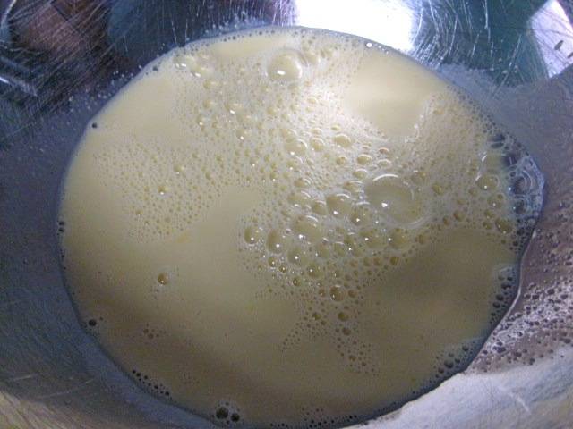 3. В подготовленную дрожжевую смесь добавим яичные желтки, ложку сахарной пудры, коньяк и ванилин. Перемешаем.