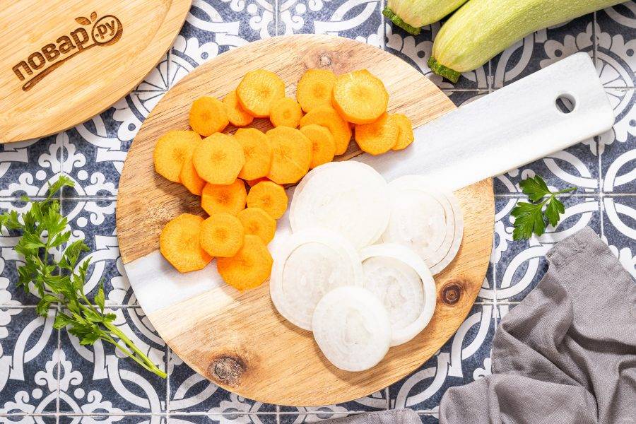 Морковь помойте, очистите от кожуры, нарежьте кружочками. Репчатый лук нарежьте кольцами или полукольцами.