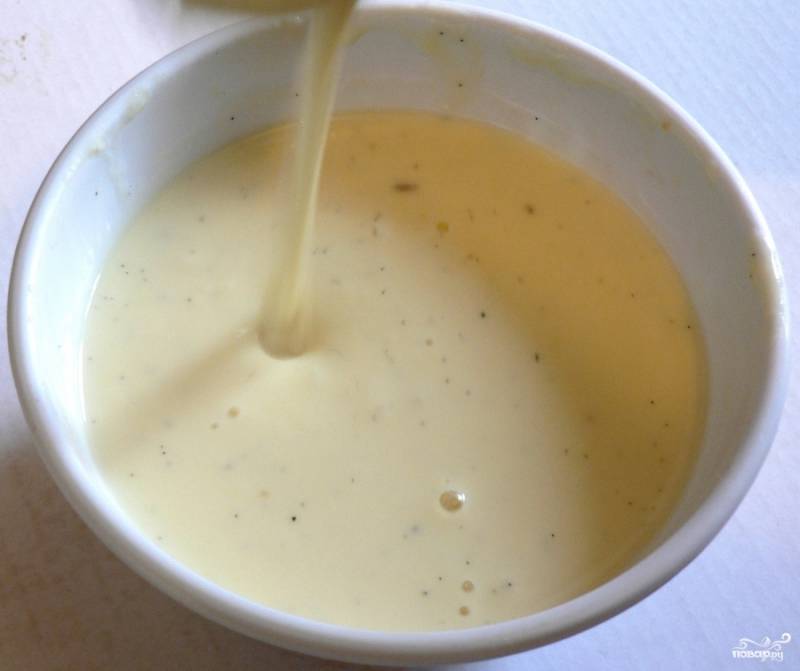 В чашу блендера положить яйцо, горчицу, очищенный раздавленный зубчик чеснока, вустерширский соус, анчоусы и сок лимона. Взбивая по чуть-чуть добавлять оливковое масло и тертый пармезан.