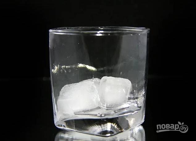 4. В стакан положите пару кубиков льда. 