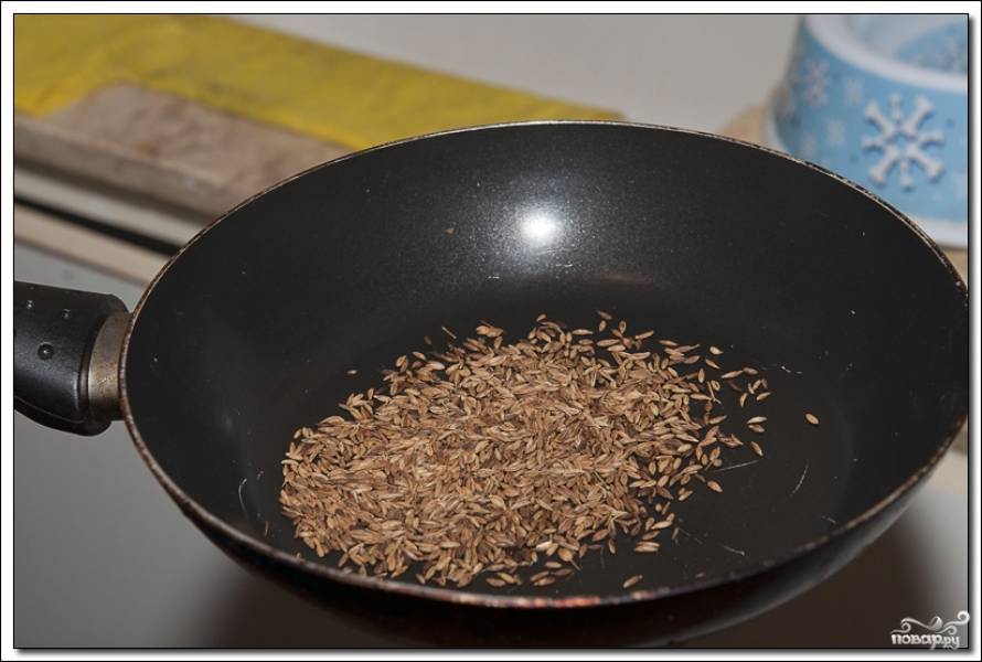 Семена тмина обжарим на хорошо разогретой сухой сковороде буквально 2 минутки — чтобы отдали аромат.
