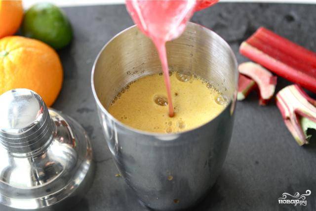 4. Смешать выжатый апельсиновый сок и сок лайма, текилу, Куантро, содовую и сироп из ревеня. 