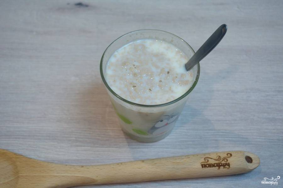В стакане теплого молока разведите быстродействующие дрожжи. Добавьте 1 ст. ложку сахара и 1 ч. ложку соли.