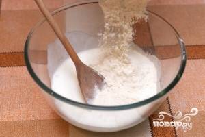 4. Возьмемся за тесто. Перемешайте соль, нехолодный кефир, 0,5 ложечки соды. Постепенно вводите муку, постоянно помешивая.