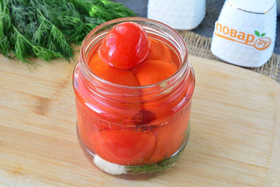 Влейте рассол и оставьте помидоры в таком виде на дня на столе, слегка прикрыв крышкой.
