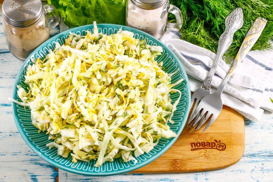 Переместите салат из капусты с сыром на тарелку и подайте его к столу сразу же после приготовления.