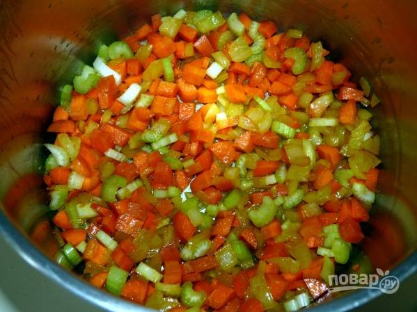 4. Добавьте измельченную морковь и сельдерей. Подсолите немного и оставьте томиться минут на 7-10. 