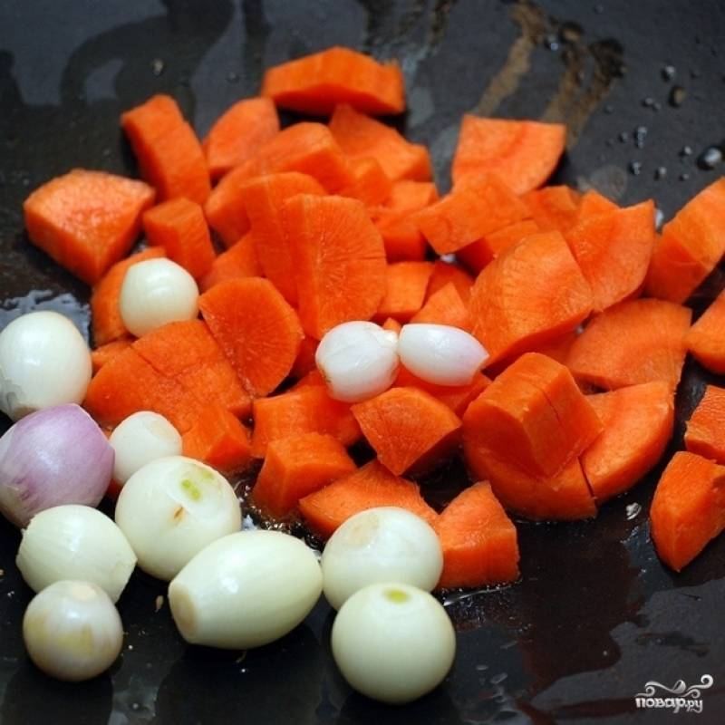 Морковь и лук нарезаем небольшими кубиками (у меня был лук-сеянец, поэтому я его даже не резал). Кладем в вок с разогретым и ароматизированным маслом.
