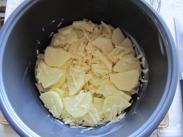 8.	Картофельно-сырную смесь отправляем в чашу. Присыпаем чесноком.