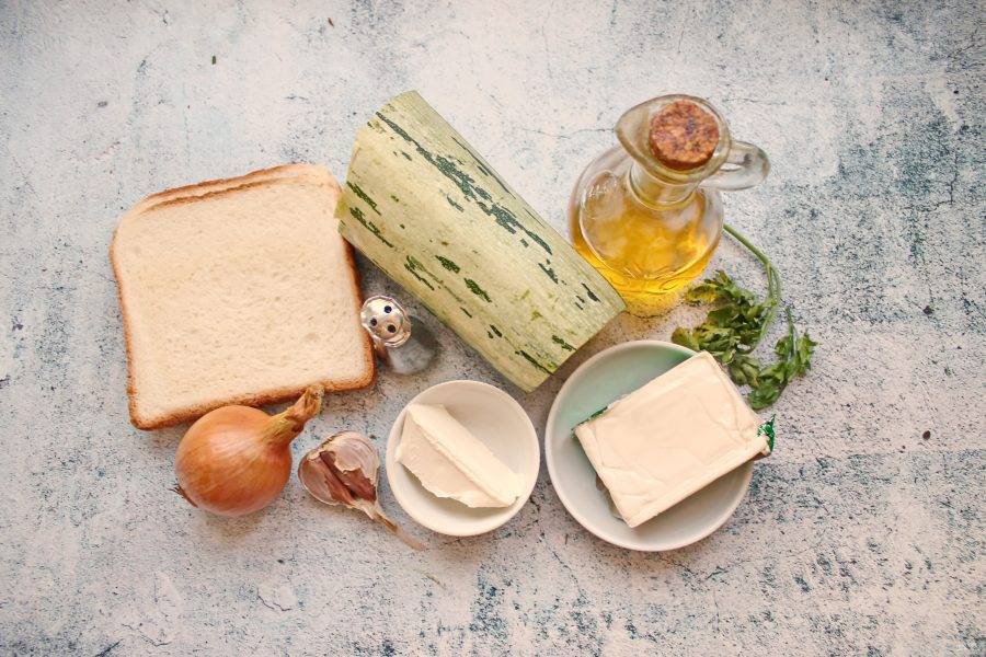 Подготовьте все необходимые ингредиенты для приготовления супа-пюре из кабачков с плавленым сыром.