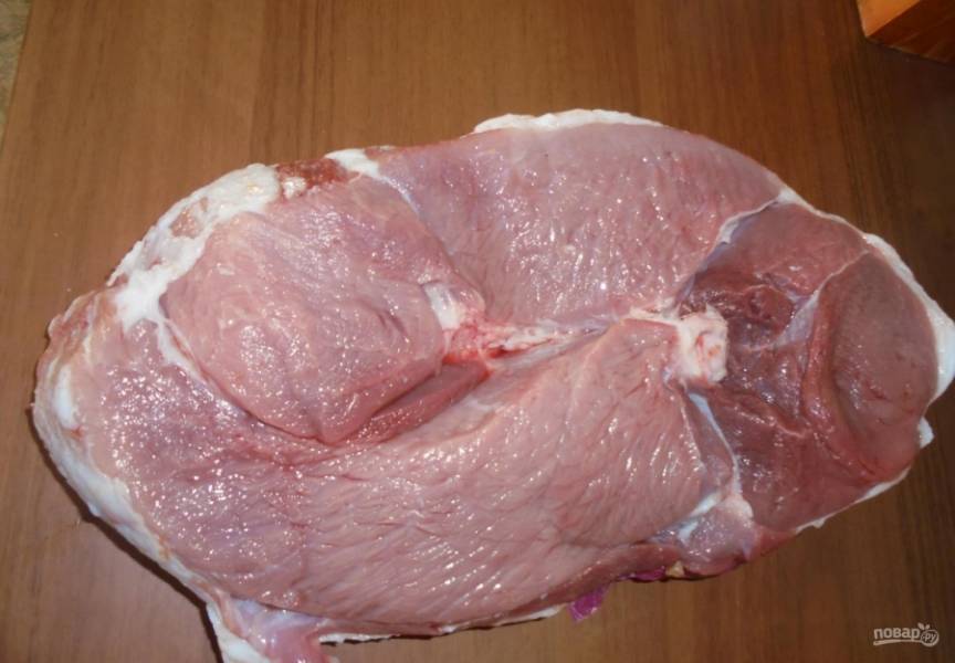 1.	Свежее мясо мою и вытираю салфетками, затем зачищаю от хрящей и пленки, разрезаю между мясными слоями.
