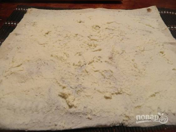 В миске разминаем вилкой или трем на терке адыгейский сыр, добавляем туда чеснок и йогурт. Перемешиваем все и равномерно наносим получившуюся массу на развернутый лаваш.