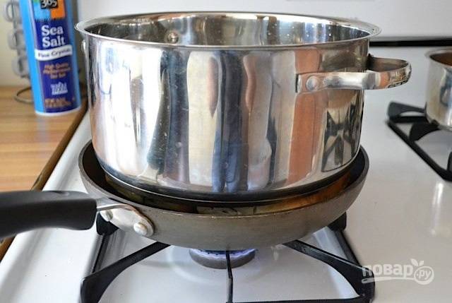8.	Включите средний огонь и прижмите булки кастрюлей или другой сковородой, чтобы хорошо соединились обе половинки.