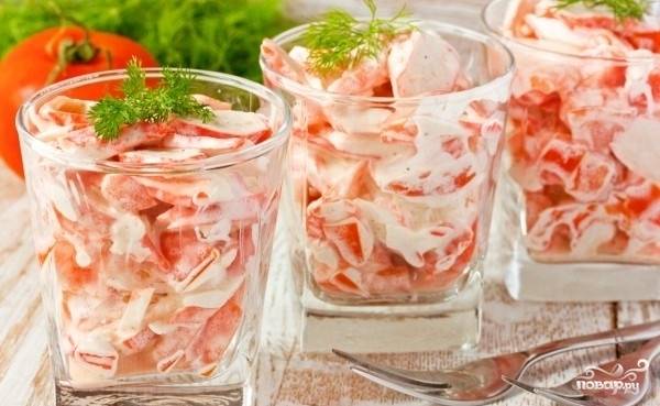 Салат с крабовыми палочками и помидорами