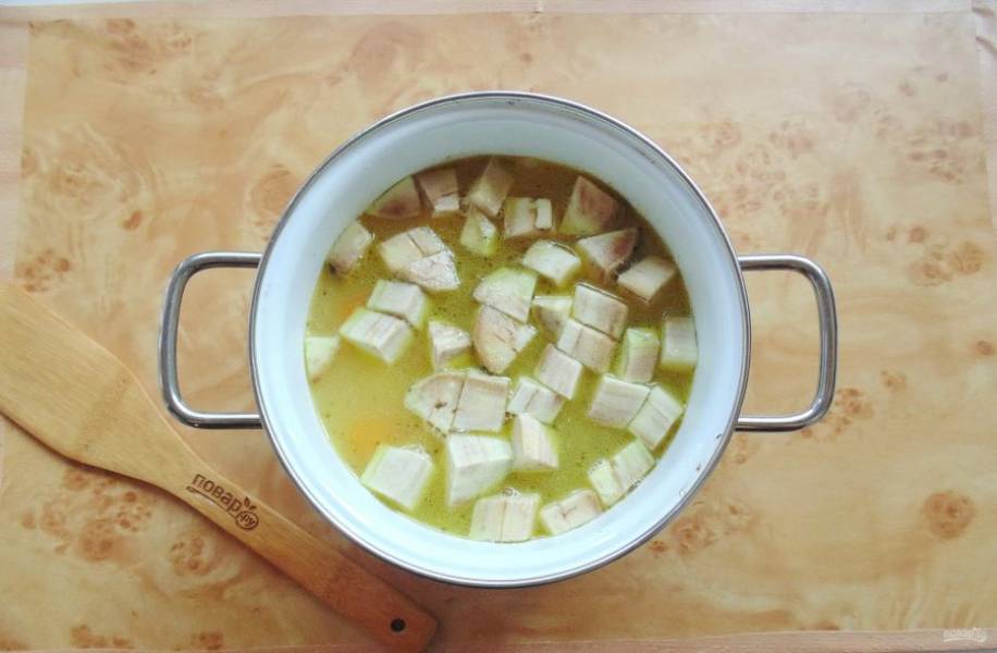 Когда все компоненты супа будут почти готовы, добавьте нарезанные баклажаны. Посолите и поперчите суп.