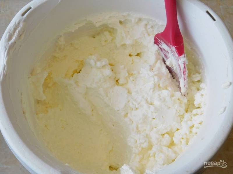 Для крема взбейте сливки с сахарной пудрой, а затем добавьте к ним творожный сыр. Крем должен быть однородной консистенции и хорошо держать форму.