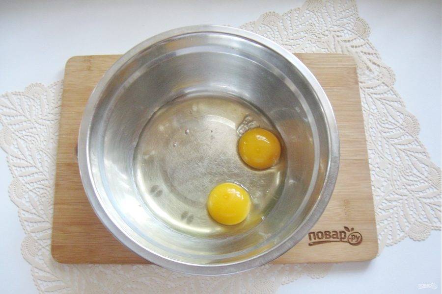 В миску вбейте 2-3 яйца.