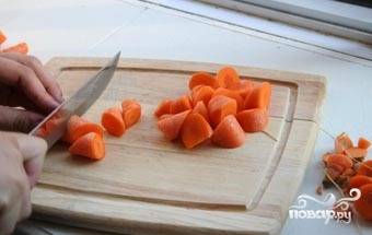 Тем временем почистить и нарезать морковь. 