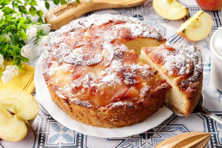 Шарлотка с яблоками в аэрогриле готова. Перед подачей можно слега присыпать сахарной пудрой. Приятного аппетита!
