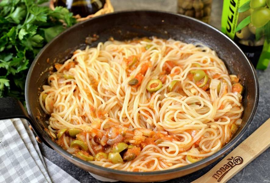 Спагетти отварите согласно инструкции, переложите в соус, быстро перемешайте.