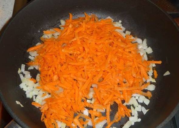 Пока суп кипит, нарезаем лук на небольшие кубики, морковь трем на крупной терке и обжариваем овощи на растительном масле до мягкости.