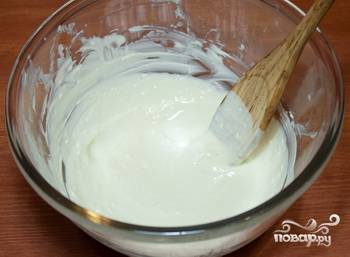 4. Поломайте белый шоколад и выложите в термостойкую посуду. Растопите его, используя один из двух способов: в микроволновой печи или на водяной бане.