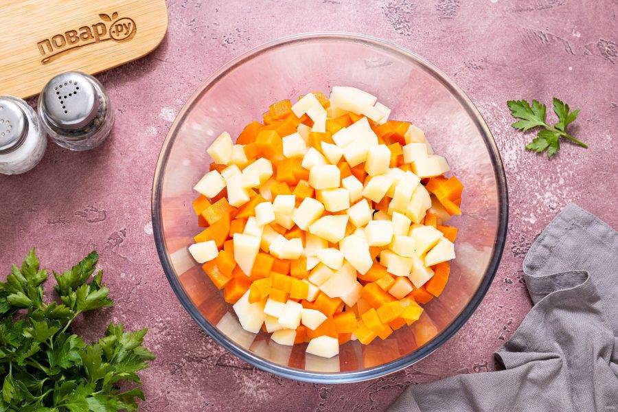 Картофель и морковь тоже нарежьте кубиками такого же размера. Добавьте в миску.