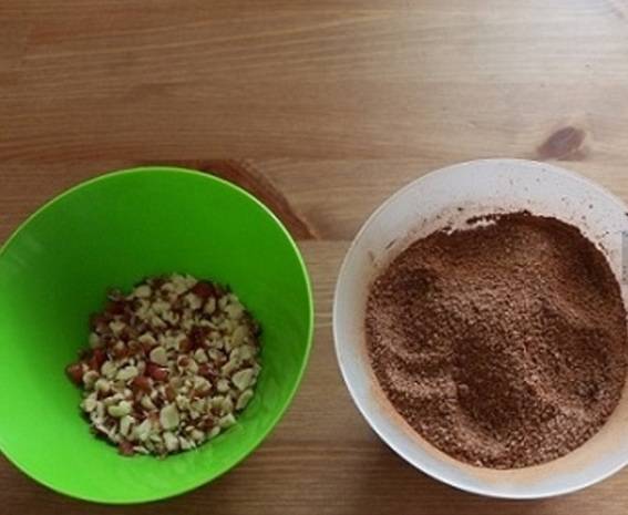 3. Отдельно измельчаем орехи. Также смешиваете сахар и какао. 