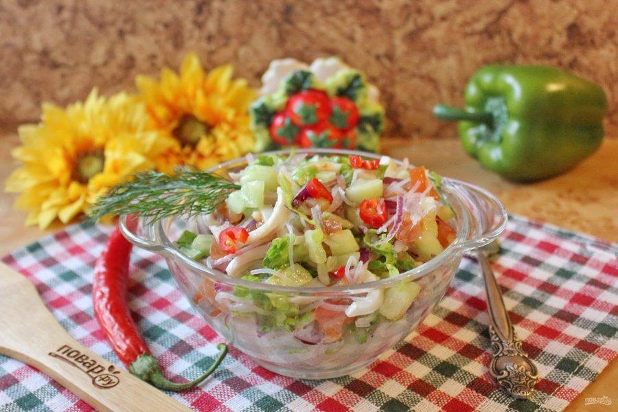 Постный салат с кальмарами, икрой и креветками