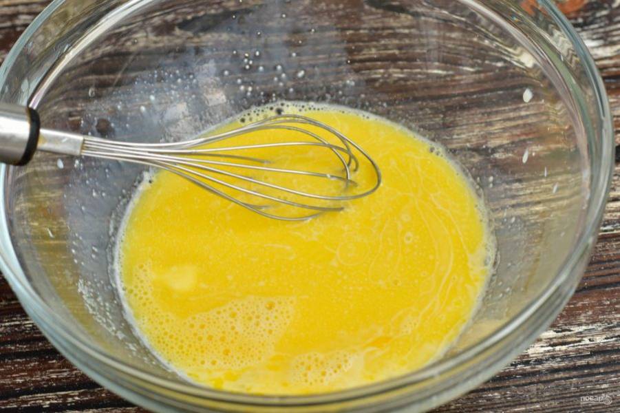 Влейте растопленное сливочное масло и яйцо, которое взболтайте в другой миске вилкой. Перемешайте.