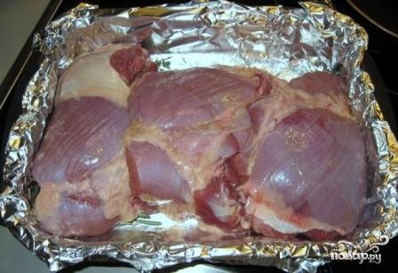 Выкладываем замаринованное мясо. На начальном этапе запекания можно прикрыть мясо краями фольги. Затем, минут через 30, фольгу нужно раскрыть.