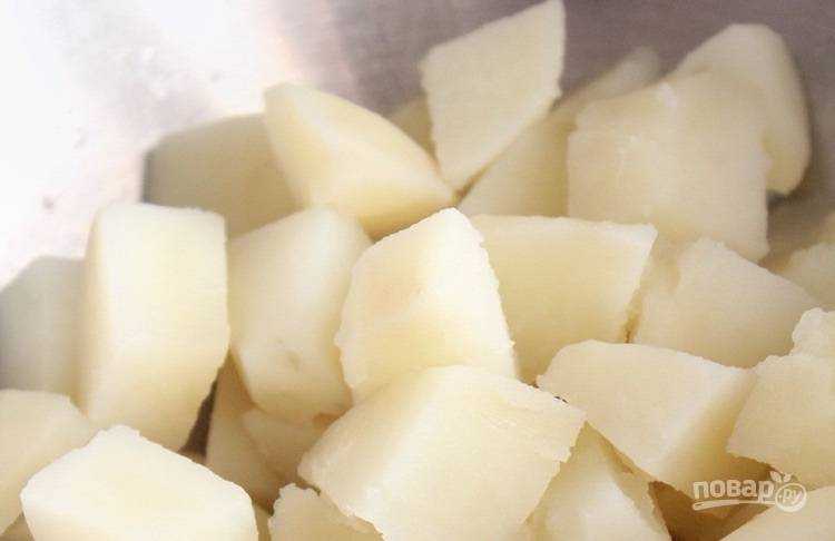 2.	Когда картофель будет готов, полностью слейте воду.