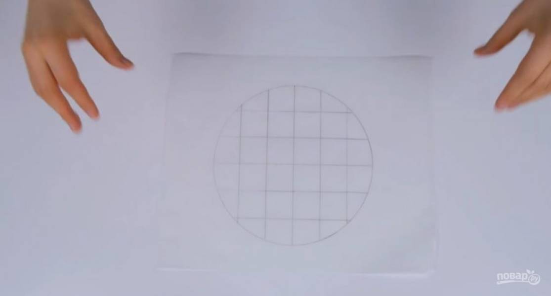 1. На бумаге для выпечки сделайте разметку в виде полос шириной 7 см (расстояние между полосами - 3 см). Сделайте разметку для коржей: нарисуйте круг диаметром 20 см, затем разделите его на квадраты со стороной 2,5 см. Уложите на противень разметкой вниз. 