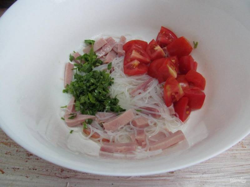 Нарезать помидоры, зелень и отправить в салат. 
