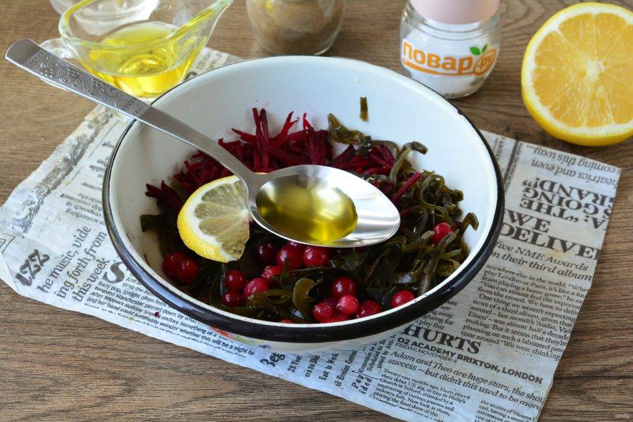 Полейте оливковым маслом. Добавьте специи по вкусу — соль и черный перец. Перемешайте салат еще раз.