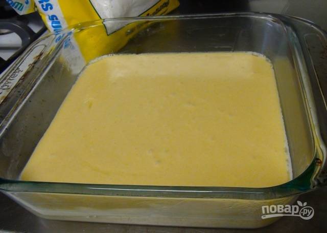3. Вылейте тесто в жаропрочную форму. 