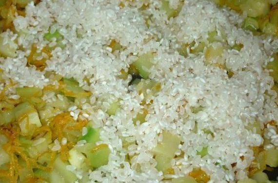 Добавить к кабачкам хорошо промытый рис.