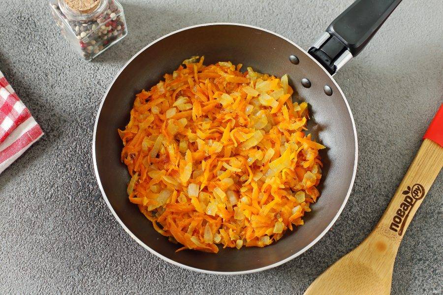 Лук нарежьте кубиками, а морковь натрите на терке. Обжарьте овощи на растительном масле до мягкости.