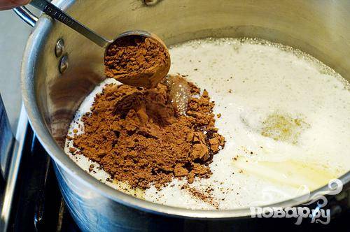 1. Предварительно разогреть духовку до 175 градусов. В миске перемешать муку, сахар и соль. В маленькой кастрюле растопить сливочное масло. Добавить в масло какао. Хорошо перемешать вместе.