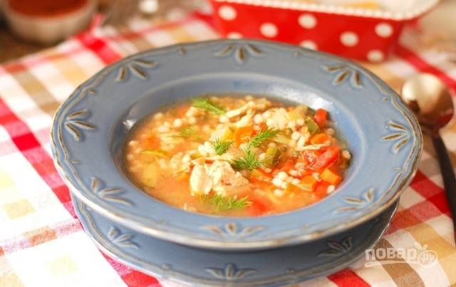 Суп с фрикадельками, перловкой и солёными огурцами - Лайфхакер