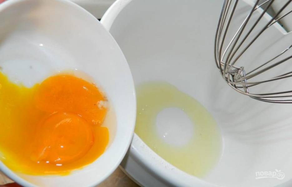 Яйца разделите на белки и желтки. В каждую чашку добавьте сахар напополам. Взбейте и белки и желтки до пышности.
