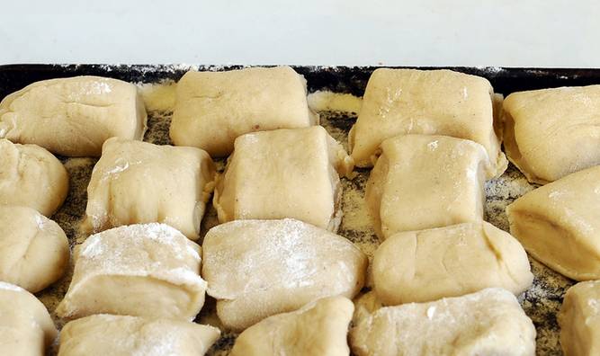 Нарезаем тесто колбасками (4-5 см.). На присыпанный мукой противень выкладываем будущее печенье.
