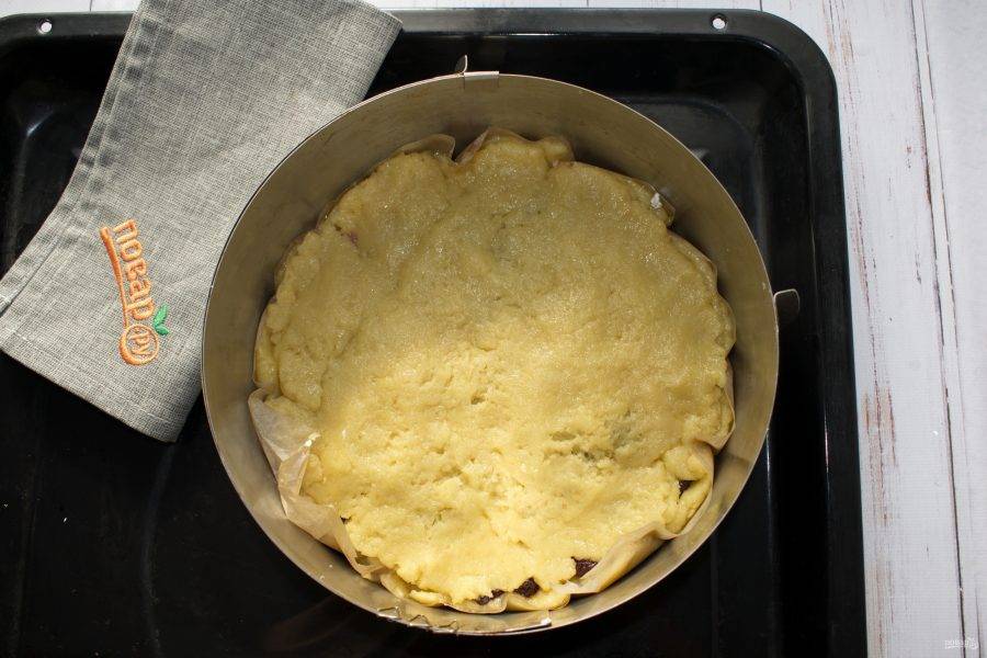 Раскатайте оставшееся тесто в круглый пласт и накройте начинку. Поставьте пирог запекаться в разогретую до 180 °C  духовку на 30-40 минут.
