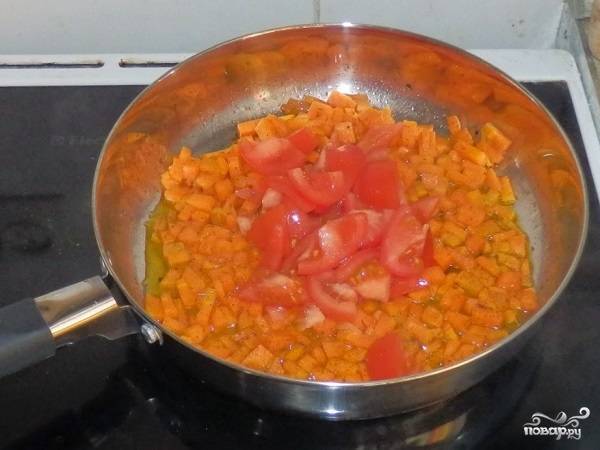5. Добавьте помидорки на сковороду. Также в рецепт приготовления макарон с консервированной сайрой можно добавить сладкий перец, например.
