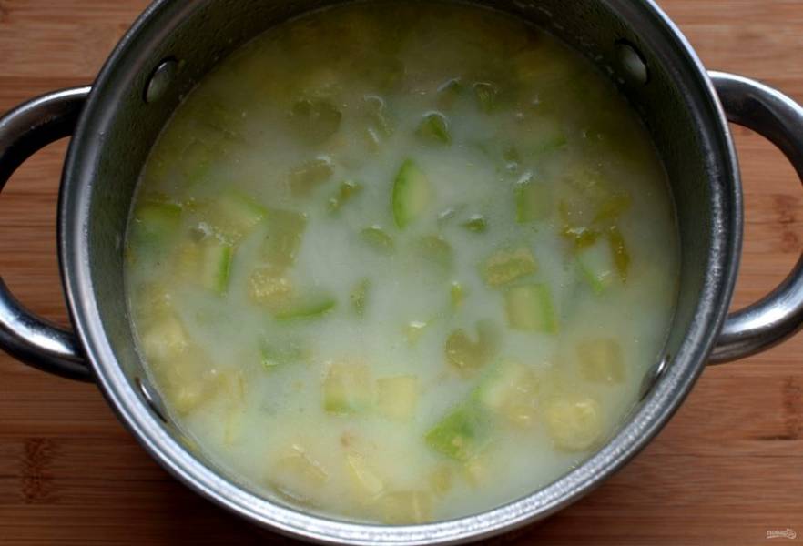 Влейте воду и сливки, варите суп на медленном огне 5-6 минут.

