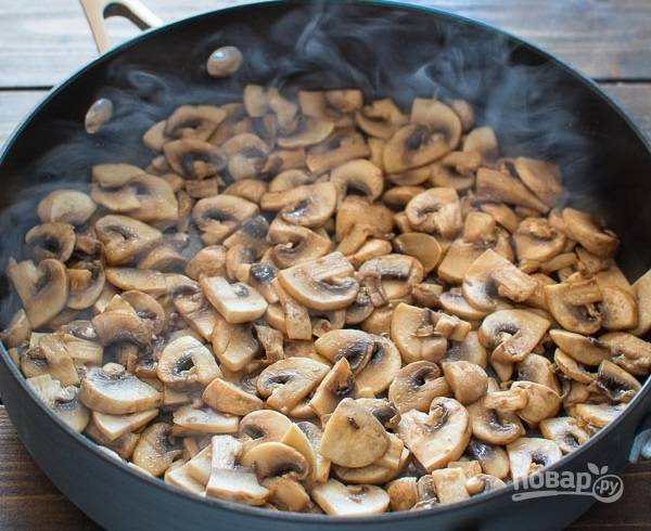 1.	Вымойте и очистите грибы, нарежьте их пластинками или небольшими кусочками. Разогрейте сковороду с растительным маслом и выложите грибы, обжаривайте на среднем огне 10 минут.