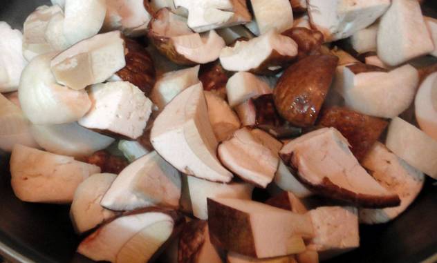 Разогрейте в сковороде растительное масло. Добавьте промытые и порезанные белые грибы. Обжарьте грибы со всех сторон до готовности. Соль и перец добавьте по вкусу.